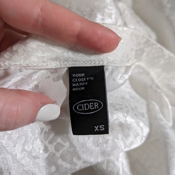 Like-New Cider Pearly White Satin Mini Wrap‎ Skirt Size XS - Picture 3 of 5